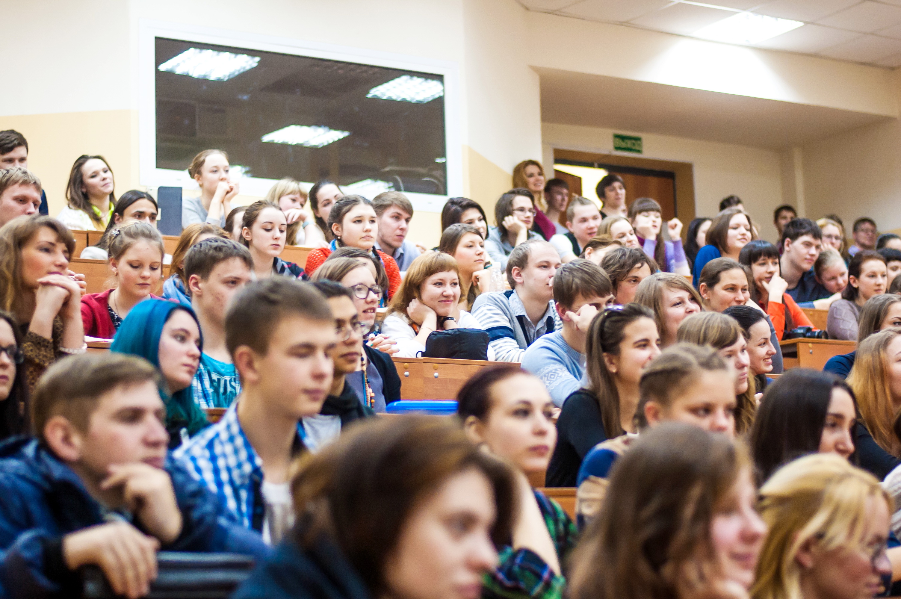 Группа российских студентов. Студенты в аудитории. Аудитория людей. Современный студент. Студенты на лекции.