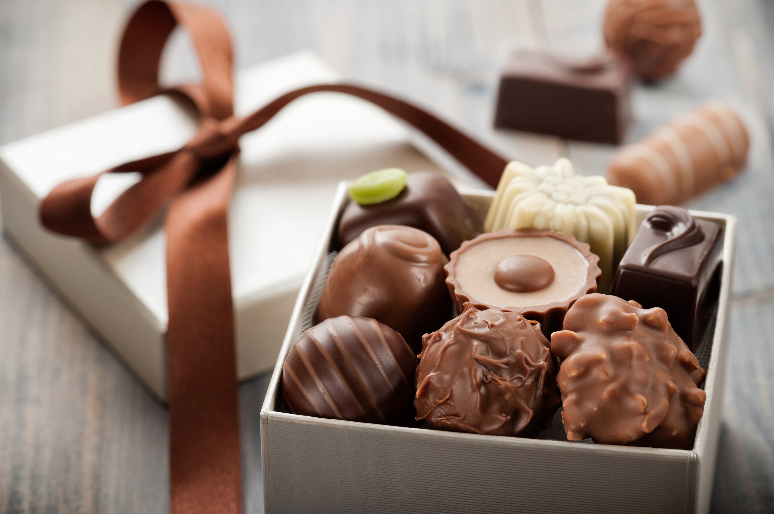 Сладости и страсти. Шоколадные конфеты. Красивые конфеты. Красивые шоколадные конфеты. Коробка шоколадных конфет.